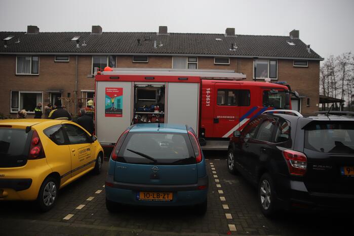 Kleding in woning vliegt in brand