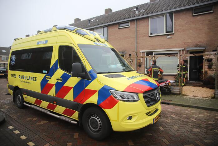 Kleding in woning vliegt in brand