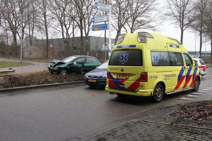 Forse schade na aanrijding tussen twee voertuigen