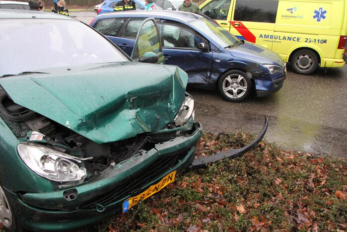 Forse schade na aanrijding tussen twee voertuigen