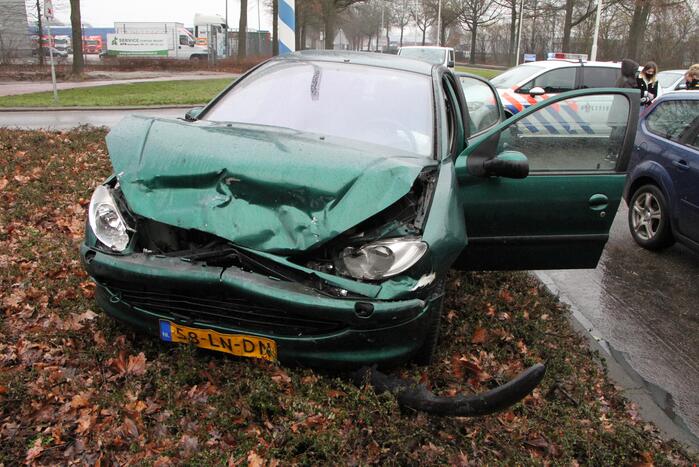 Forse schade na aanrijding tussen twee voertuigen