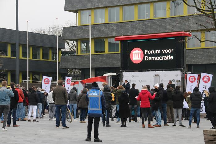 Thierry Baudet bij campagne Forum voor Democratie bij het stadhuis in Doetinchem