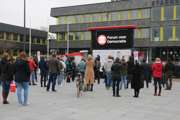 Thierry Baudet bij campagne Forum voor Democratie bij het stadhuis in Doetinchem