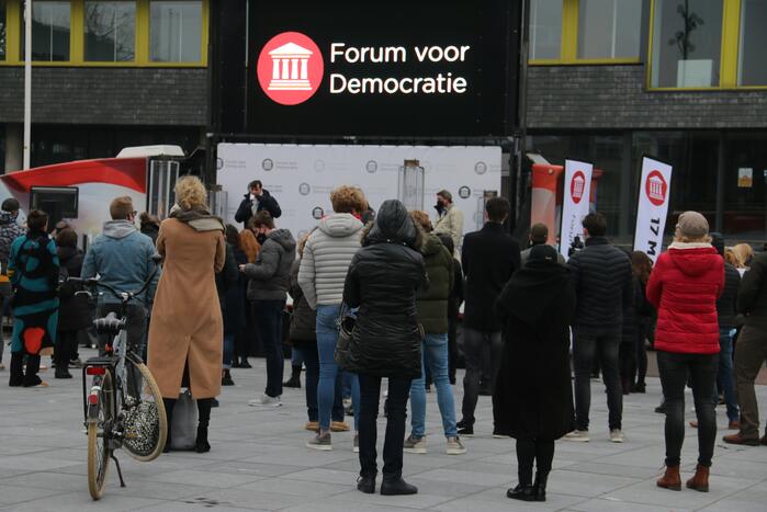 Thierry Baudet bij campagne Forum voor Democratie bij het stadhuis in Doetinchem