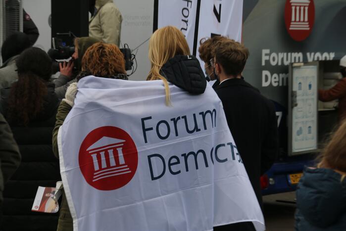 Thierry Baudet bij campagne Forum voor Democratie bij het stadhuis in Doetinchem