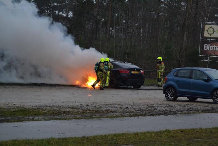 Auto volledig in brand