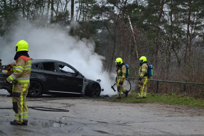 Auto volledig in brand