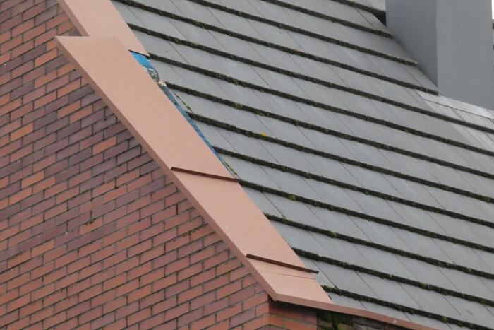 Dakbedekking dreigt los te waaien