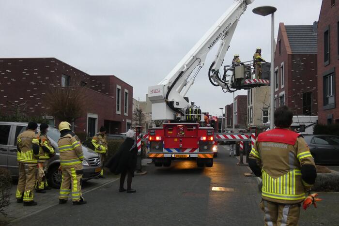 Dakbedekking dreigt los te waaien