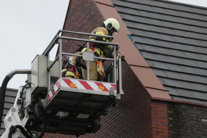 Dakbedekking dreigt los te waaien