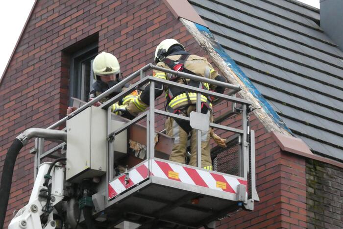 Dakbedekking dreigt los te waaien