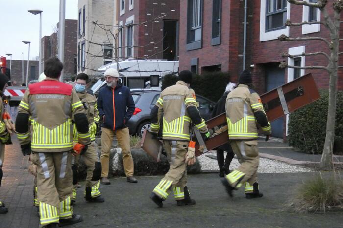 Dakbedekking dreigt los te waaien