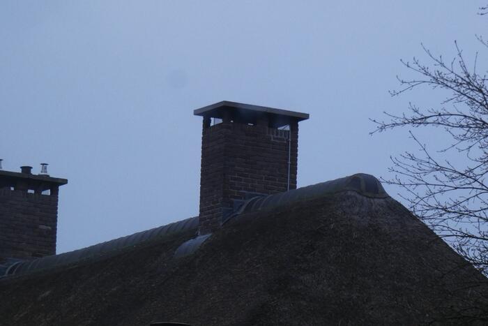 Schoorsteenbrand in woning met rieten dak