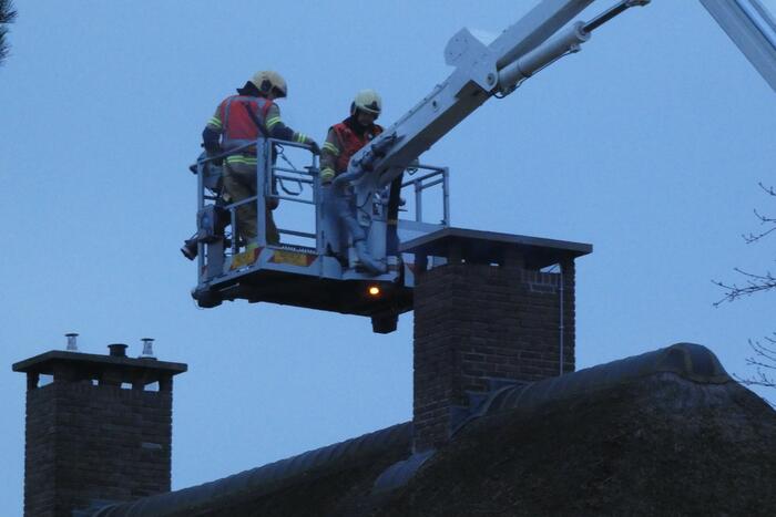 Schoorsteenbrand in woning met rieten dak