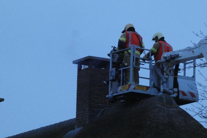 Schoorsteenbrand in woning met rieten dak