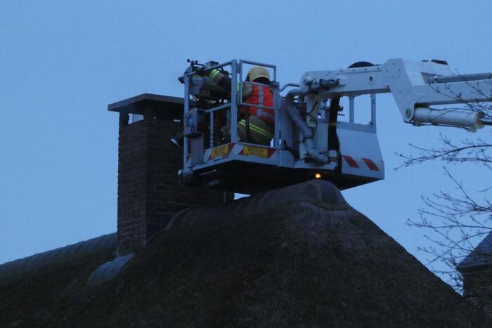 Schoorsteenbrand in woning met rieten dak