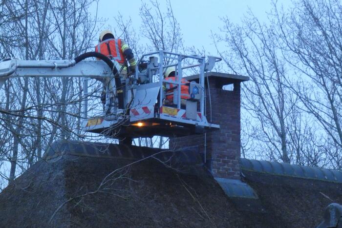 Schoorsteenbrand in woning met rieten dak