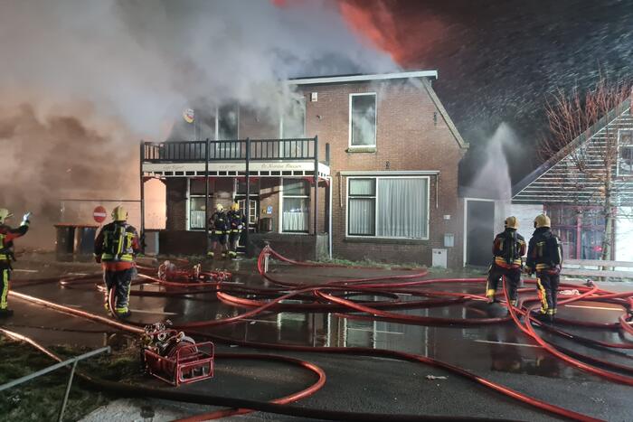 Grote uitslaande brand in café
