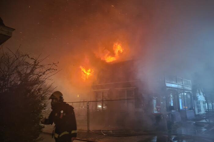 Grote uitslaande brand in café