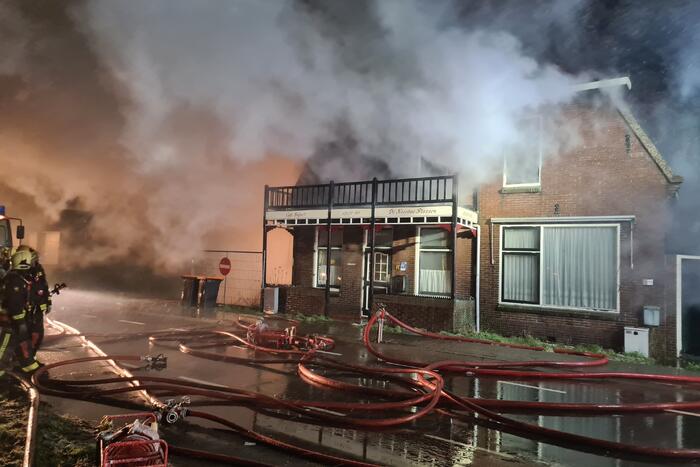 Grote uitslaande brand in café