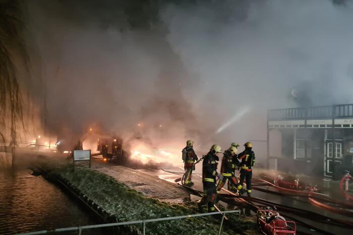 Grote uitslaande brand in café