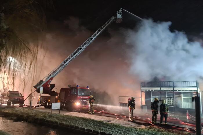 Grote uitslaande brand in café