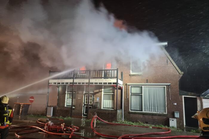 Grote uitslaande brand in café