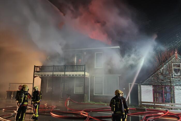 Grote uitslaande brand in café