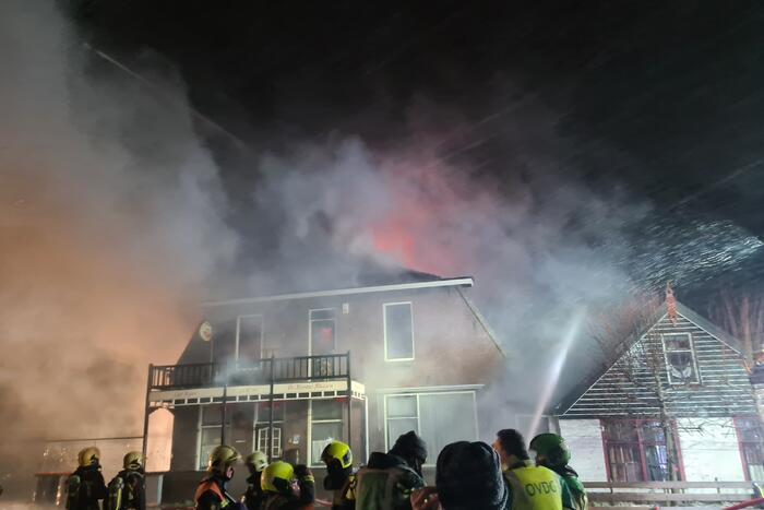 Grote uitslaande brand in café