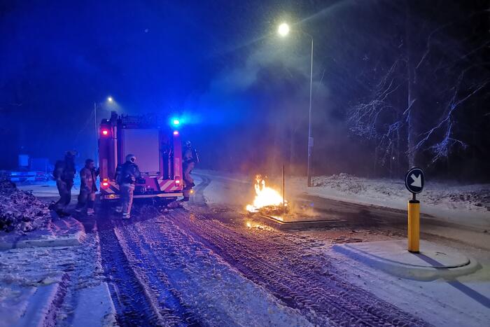 Autobanden op vluchtheuvel in brand gestoken