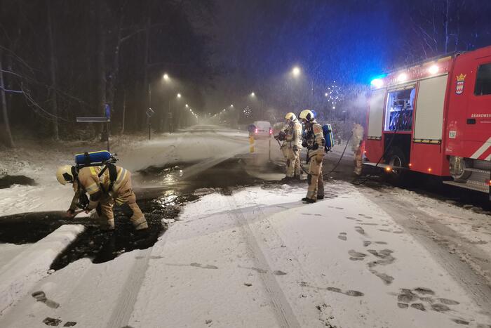 Autobanden op vluchtheuvel in brand gestoken