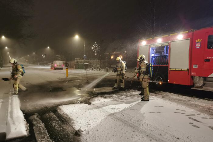 Autobanden op vluchtheuvel in brand gestoken