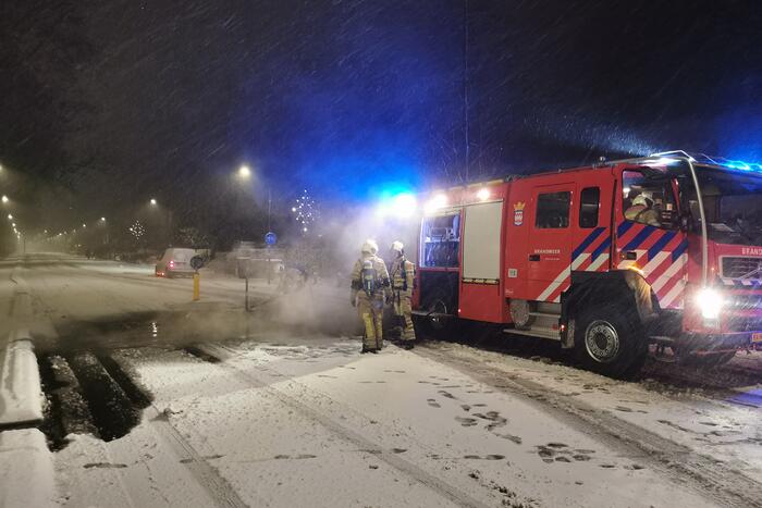 Autobanden op vluchtheuvel in brand gestoken