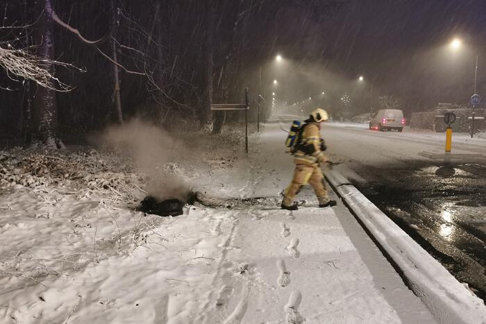 Autobanden op vluchtheuvel in brand gestoken