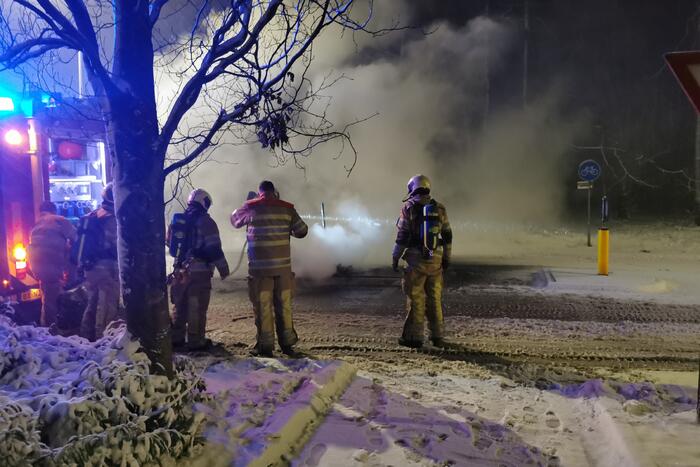 Autobanden op vluchtheuvel in brand gestoken