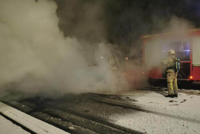 Autobanden op vluchtheuvel in brand gestoken