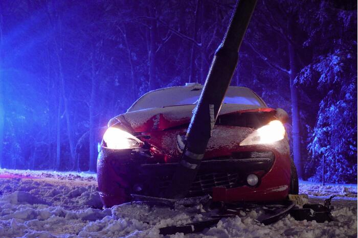 Auto eindigt tegen lantaarnpaal