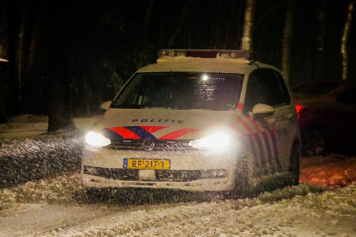 Auto eindigt tegen lantaarnpaal