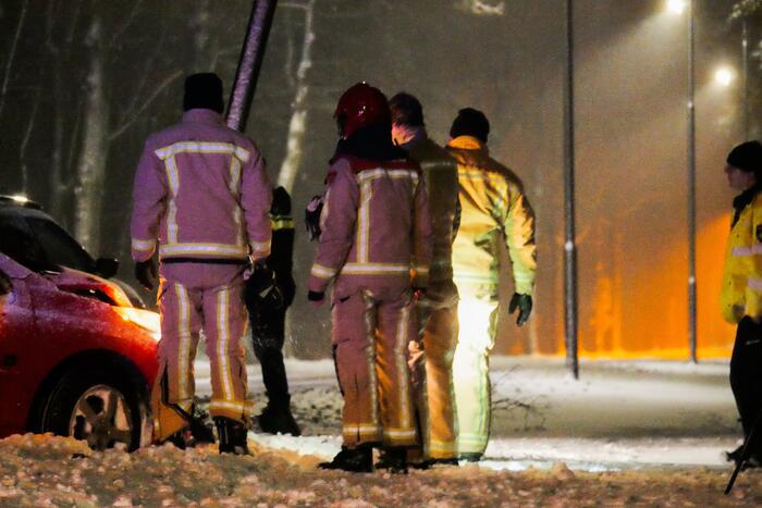 Auto eindigt tegen lantaarnpaal