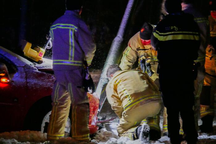 Auto eindigt tegen lantaarnpaal