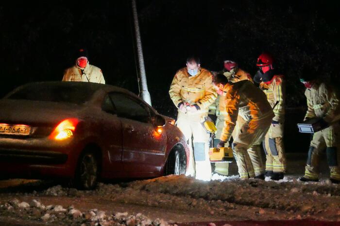 Auto eindigt tegen lantaarnpaal