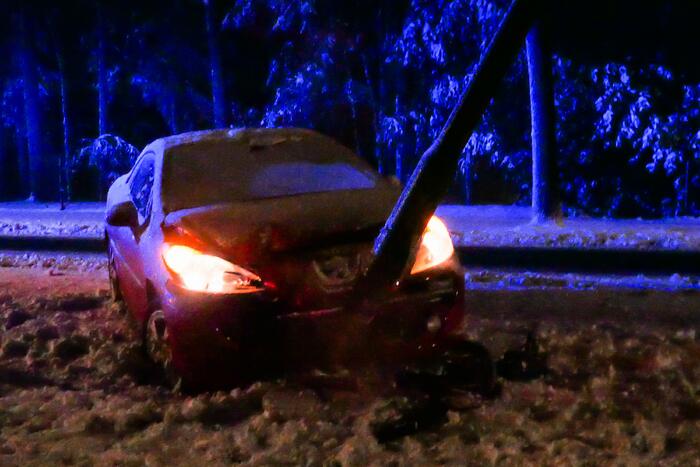 Auto eindigt tegen lantaarnpaal