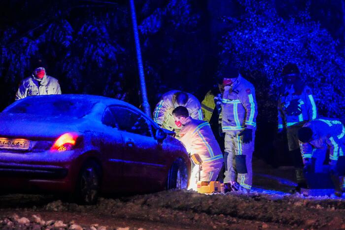 Auto eindigt tegen lantaarnpaal