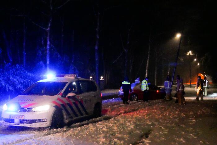 Auto eindigt tegen lantaarnpaal