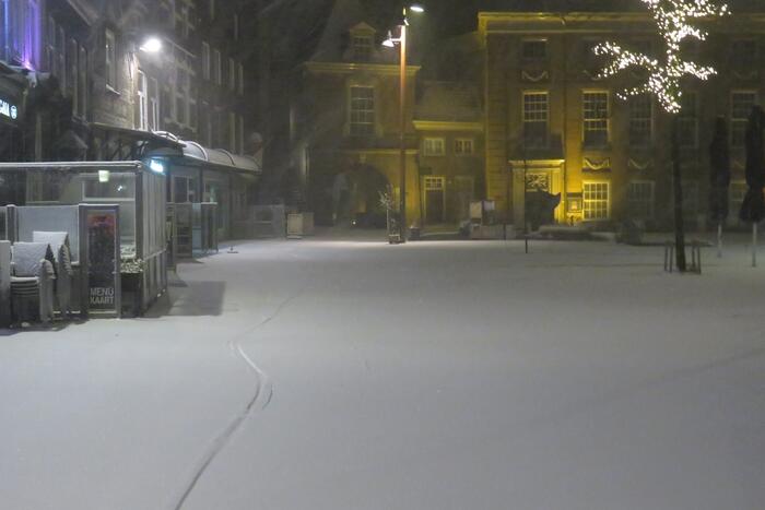 Nederland ontwaakt onder deken van sneeuw