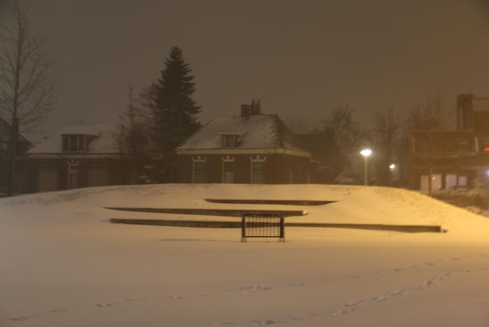 Nederland ontwaakt onder deken van sneeuw