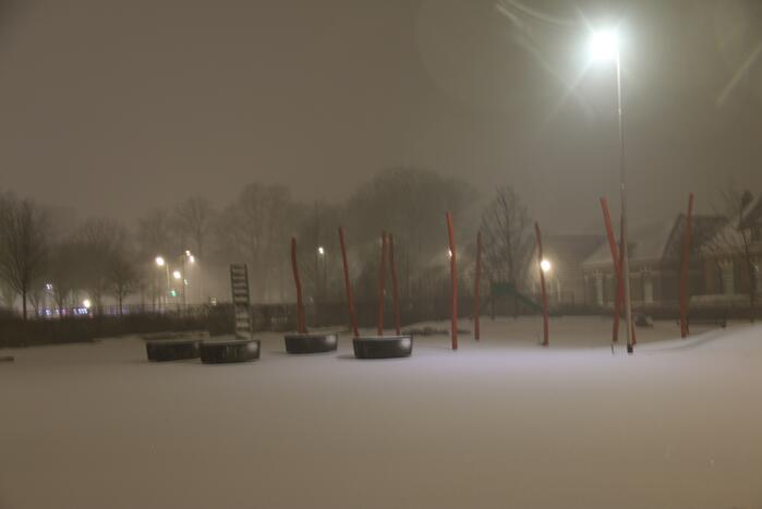 Nederland ontwaakt onder deken van sneeuw
