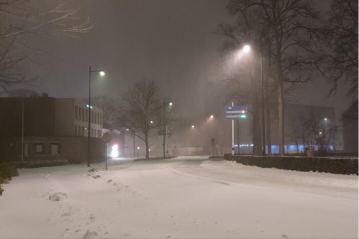 Nederland ontwaakt onder deken van sneeuw