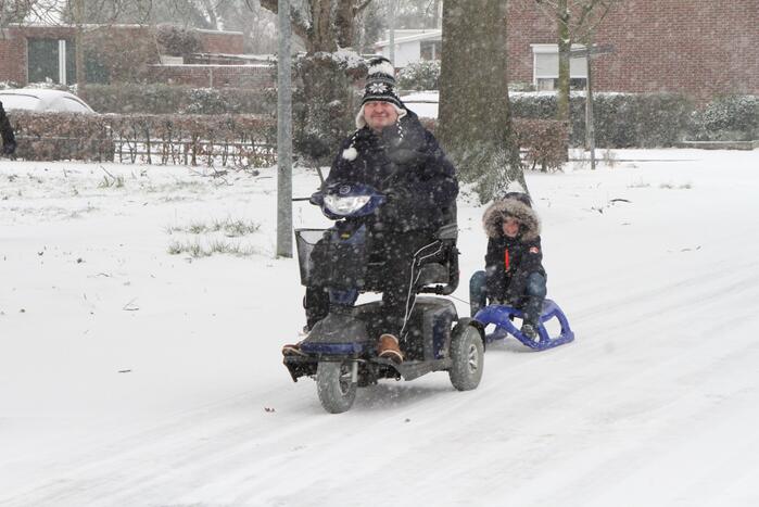 Nederland ontwaakt onder deken van sneeuw