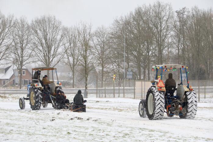 Nederland ontwaakt onder deken van sneeuw